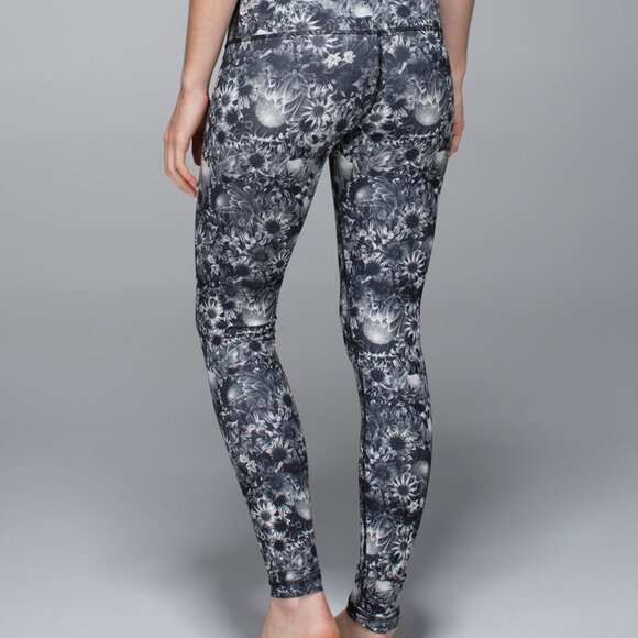 Lululemon Black White Floral Print Wunder Under Leggings Size 6 - Picture 1 of 7